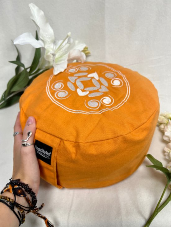 YogaStyles meditatiekussen - rond design oranje - met bolletjes van YogaStyles — afbeelding 5