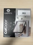 Doos van het Lunspets kattenluik met een goudkleurige kat die naar buiten kijkt.