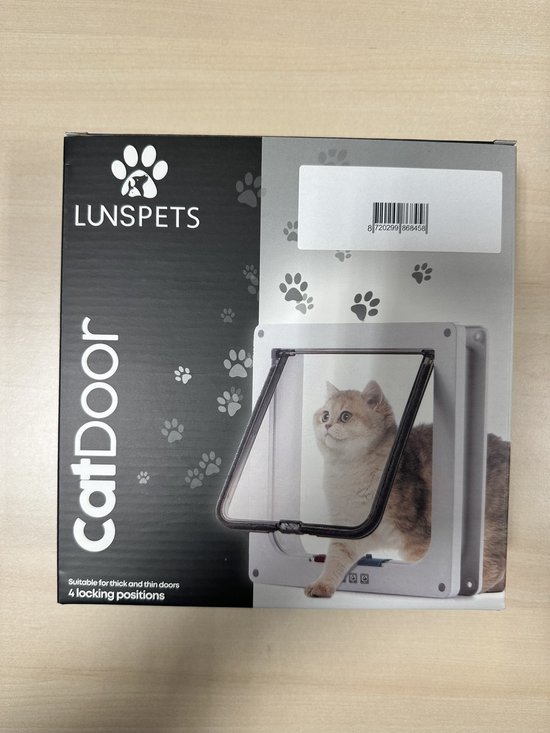 Doos van het Lunspets kattenluik met een goudkleurige kat die naar buiten kijkt.