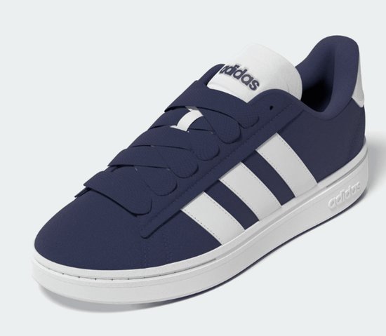 Adidas grand court alpha 00s in de kleur marine.
