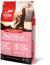 Orijen Small Breed hondenvoer met silhouette van vrouw en hond bij zonsondergang. Bevat 85% dierlijke ingrediënten, vers of rauw.