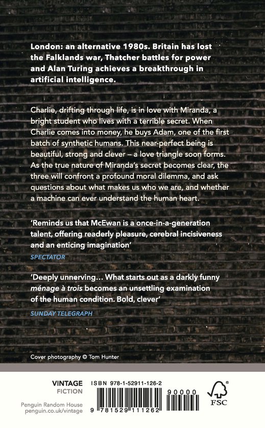 Achterkant van het boek 'Machines Like Me' door Ian McEwan, met recensies, ISBN en uitgever informatie.