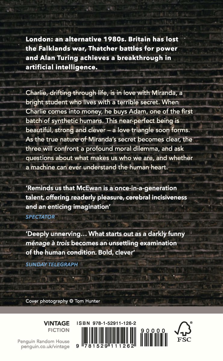 Achterkant van het boek 'Machines Like Me' door Ian McEwan, met recensies, ISBN en uitgever informatie.