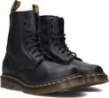 Paire de bottes Dr. Martens noires à lacets en cuir lisse, vues de côté.