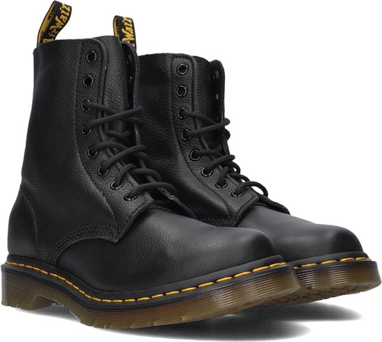 Paire de bottes Dr. Martens noires à lacets en cuir lisse, vues de côté.