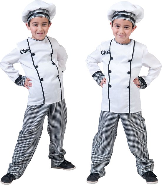 Twee jongens in een wit chefkokkostuum met zwarte knopen en geruite broek.