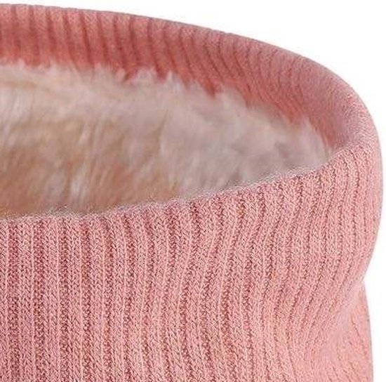 Detail van een roze gebreide nekwarmer met crèmekleurige fleece voering.