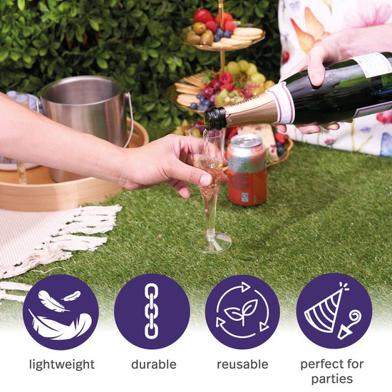 Champagne wordt ingeschonken in een flûte tijdens een picknick met iconen.