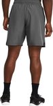 Achterkant man in donkergrijze sportbroek met 'UNDER ARMOUR' logo op de zijkant.