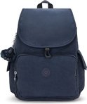 Donkerblauwe Kipling rugzak met aapje-sleutelhanger, voorkant met ritsvak en open vakken.