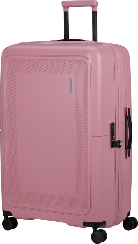 Roze American Tourister koffer met een gestreept patroon op de voorkant, een uitschuifbare handgreep en vier wielen.