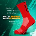Chaussette de sport rouge avec picots antidérapants offrant stabilité, vitesse, agilité, élasticité et équilibre.