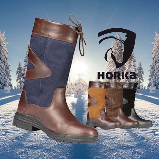 Bruine en blauwe Horka outdoorlaarzen met leren en suède details, met op de achtergrond drie andere laarzen in het bruin en zwart.