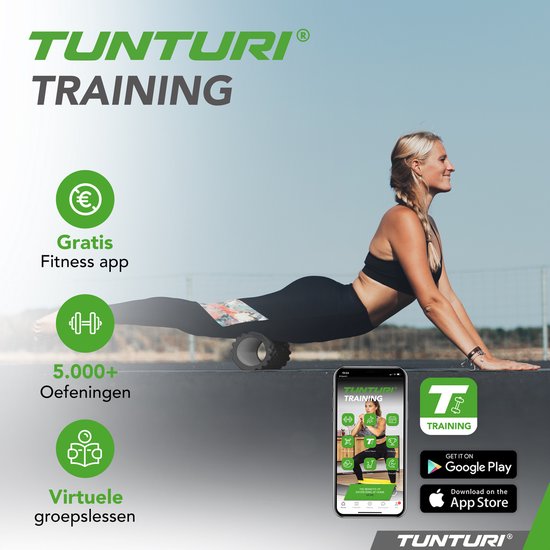 Vrouw gebruikt een zwarte Tunturi foamroller, met informatie over de gratis Tunturi training app, 5000+ oefeningen en virtuele groepslessen.