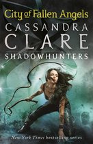 Boekomslag 'City of Fallen Angels' met vrouw met zweep. Tekst: Cassandra Clare, Shadowhunters.