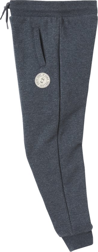 Donkergrijze joggingbroek van molton voor jongens, van de zijkant gezien, met trekkoord en rond logo op de linkerheup.