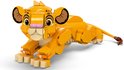 Gele LEGO Simba welp, liggend, met beige buik.