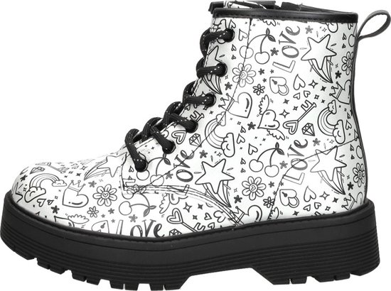Zilveren laars met veters en rits, bedekt met zwart-witte doodle-print. Zichtbaar zijn hartjes, sterren en de tekst 'love'.