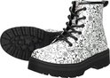Paar zilveren Skechers veterlaarzen met doodles. Zwarte zolen en veters. Eén laars ligt op de zool.