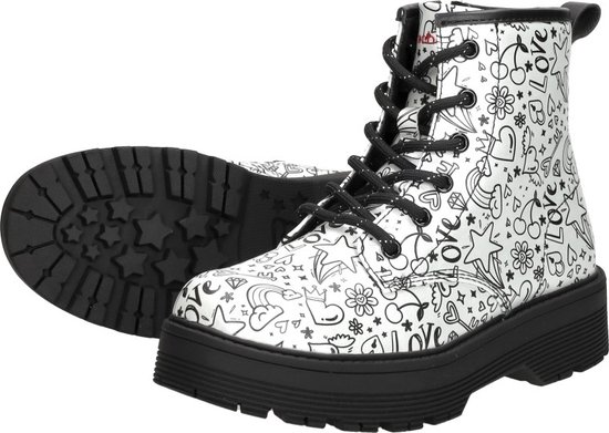 Paar zilveren Skechers veterlaarzen met doodles. Zwarte zolen en veters. Eén laars ligt op de zool.