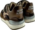Achterkant van twee bruine sneakers met 'NEW RUNNER' tekst en 'SHOESME 25' op de zool.