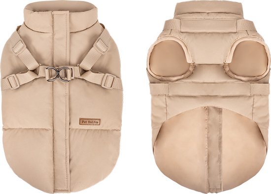Een beige hondenharnas, van voren en van achteren, met gespen en een label 'Pet Beijia'.