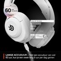 Witte Steelseries Arctis Nova 5P headset met "60 uur accuduur" en "Fast Charge" indicatie.