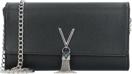 Zwarte Valentino Bags clutch met zilveren V-logo, franjehanger en zilveren kettingband.