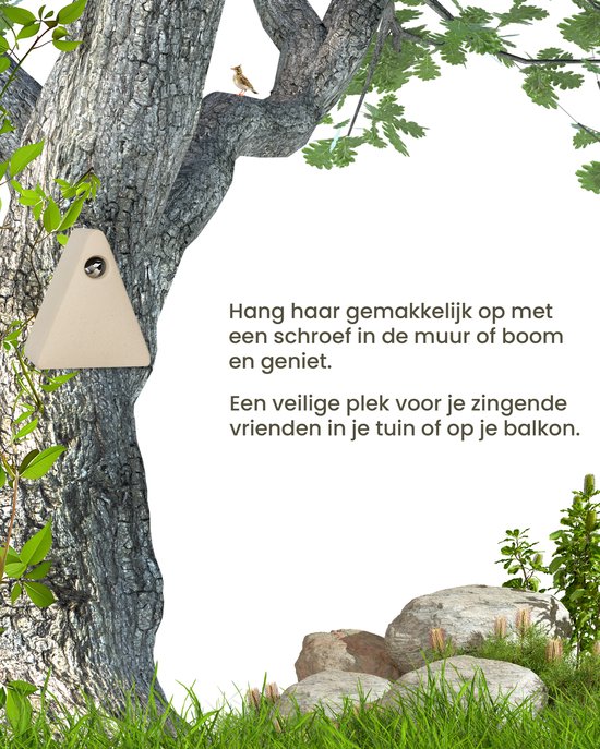 Lichtbeige driehoekig vogelhuisje hangt aan een boom met een vogel erop.