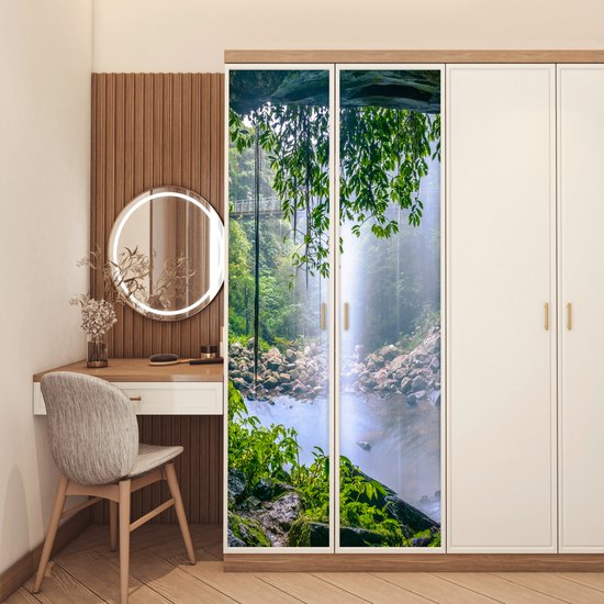 Deurposter 80x205 cm - Deursticker Jungle - Regenwoud - Water - Waterval - Planten - Meubelfolie zelfklevend - Deurfolie woonkamer - Interieurfolie fotobehang - Deur plakfolie - Deurstickers - Deurbehang sticker - Kamer decoratie