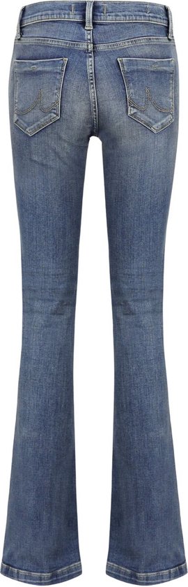Model draagt een flared spijkerbroek in donkerblauw met subtiele slijtageplekken. De broek is vanaf de knie wijd uitlopend.