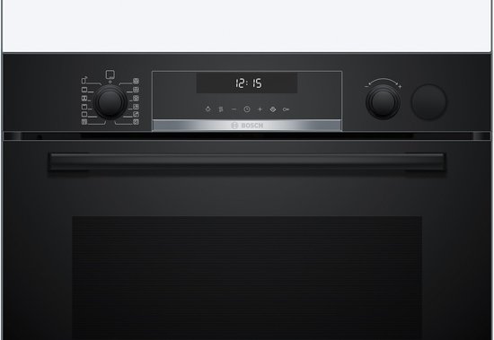 Zwarte Bosch oven met draaiknoppen en digitale display.