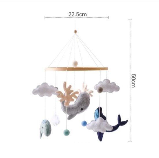 Houten ring met hangende vilten decoraties: grijze walvis met geweien, blauwe walvis, mintgroene walvis, wolken, koraal en ballen. Afmetingen: 22.5cm breed, 50cm hoog.