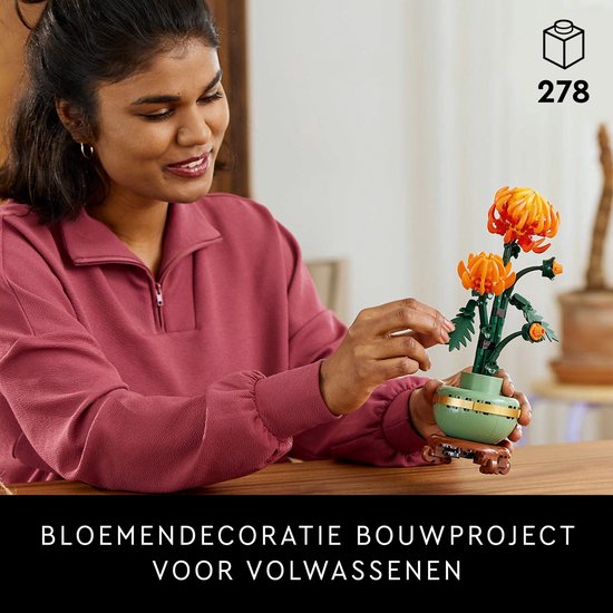 Femme construisant un chrysanthème LEGO, décoration florale pour adultes, 278 pièces.