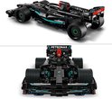 Zwarte LEGO Formule 1 auto van voren en van bovenaf, met PETRONAS logo.