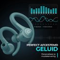 Close-up van donkergroene JLab oordopjes met equalizer-weergave op de achtergrond.