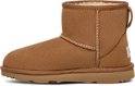 Bruine UGG Classic Mini II kinderlaarzen met schapenvachtvoering, tegen een zwarte achtergrond.