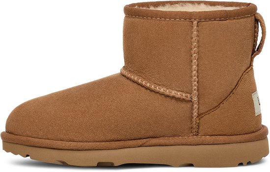 Bruine UGG Classic Mini II kinderlaarzen met schapenvachtvoering, tegen een zwarte achtergrond.