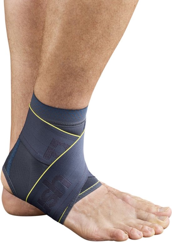Donkergrijze Push Sports enkelbrace met gele accenten, om de rechter enkel gedragen.