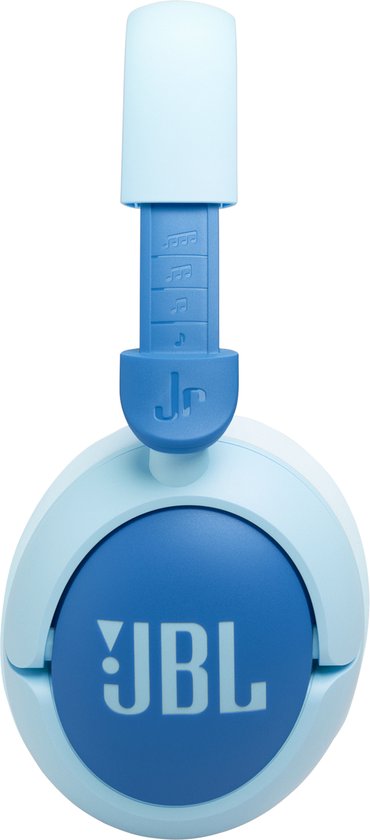 Detail van een lichtblauwe JBL koptelefoon met blauwe oorschelp en JBL logo, op witte achtergrond.