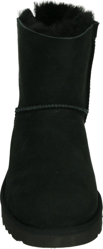 Vooraanzicht van een zwarte UGG laars met suède, sheepskin voering en strik aan de achterkant.