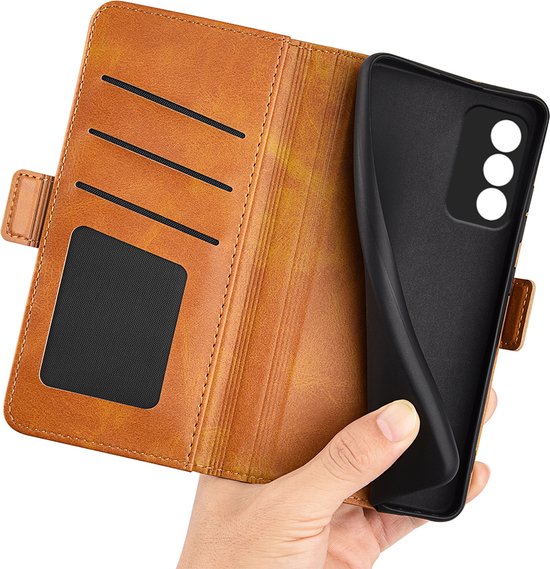 Bruine wallet case met openingen voor 3 pasjes en een ID-venster, met een losse zwarte TPU hoes.