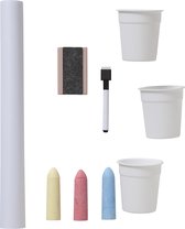 Set van krijtjes, een gum, een stift en drie potjes.