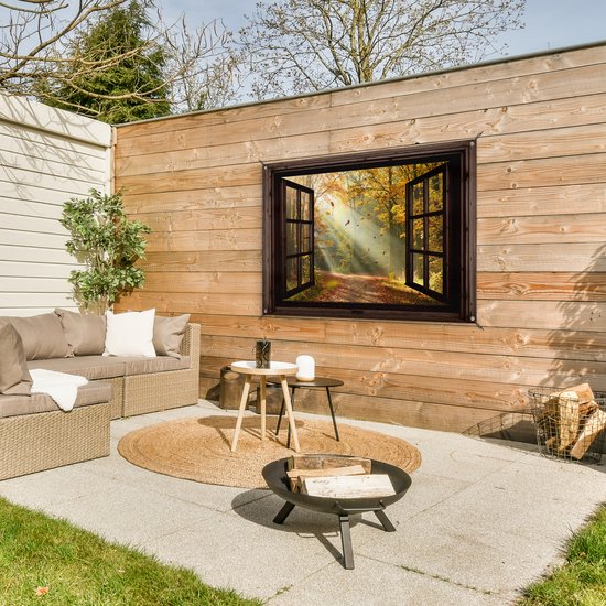 Tuinposter met open raam en boslandschap in herfstkleuren, bevestigd aan een houten schutting.