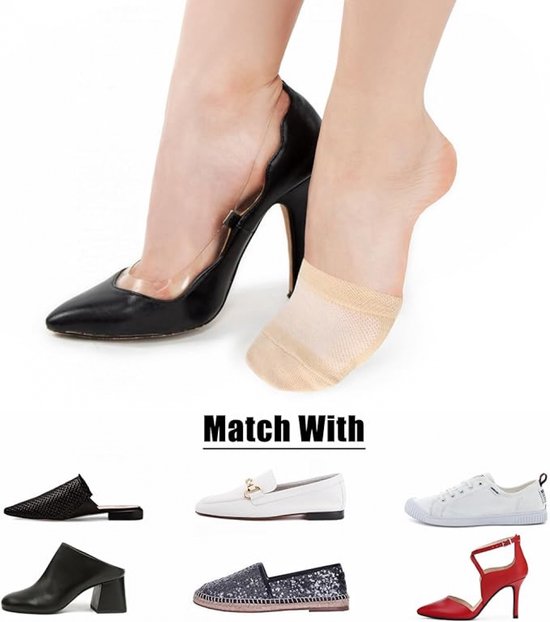 Beige no-show sokken gedragen met diverse schoenen zoals pumps, loafers en sneakers.