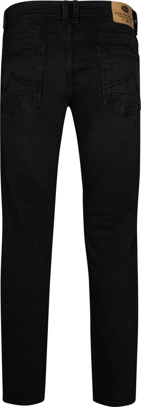 Zwarte jeans met Petrol Industries logo op de achterzak, van achteren gezien.