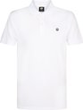 Een witte katoenen polo met korte mouwen, een kraag en een knoopsluiting, met een logo op de linkerborst.