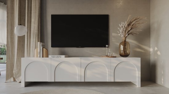 Witte kast met vier boogvormige deuren onder een tv in woonkamer.
