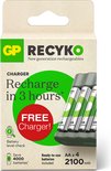 Een verpakking voor een GP ReCyko batterijlader en vier AA-batterijen. De tekst 'Recharge in 3 hours' en 'FREE Charger!' staan erop.