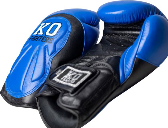 Een paar blauwe en zwarte KO FIGHTERS bokshandschoenen, 10oz.